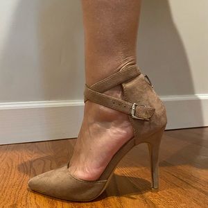 NEW BellaMarie Claudia Taupe Pumps - Size 8